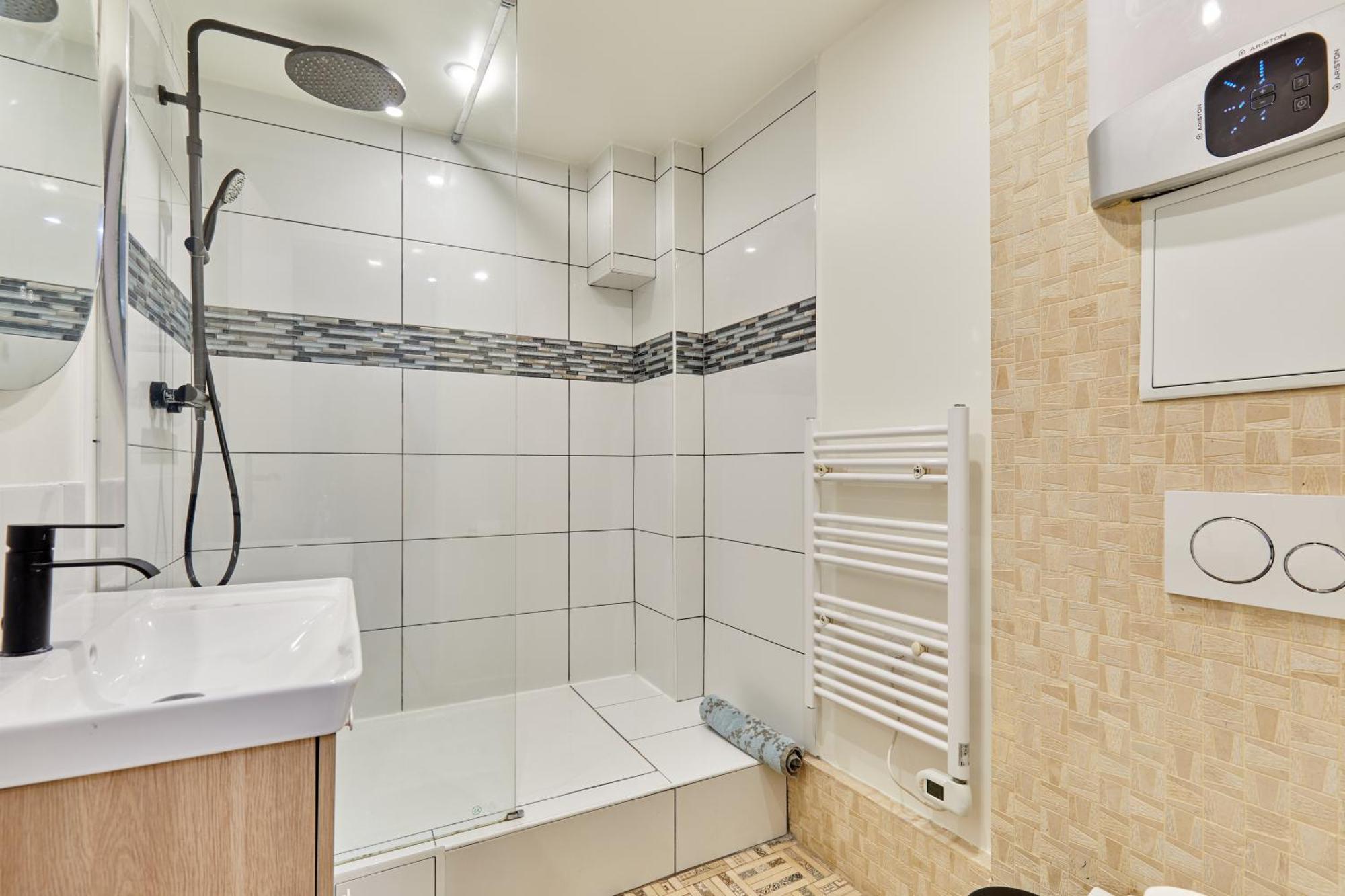 Rent A - Cosy 2bdr Apartment *
